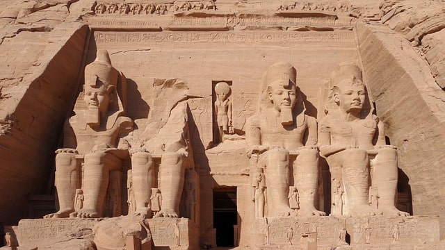 معبد أبو سمبل في أسوان في مصر بدأ بناؤه
عام 1244 قبل الميلاد