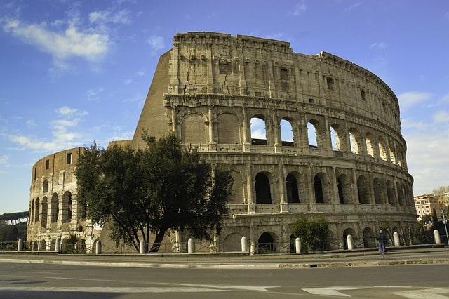 مدرج الكولوسيوم أو المدرج  الفلافي في وسط مدينة روما الذي بدأ
في بناءه عام 70 ميلادي