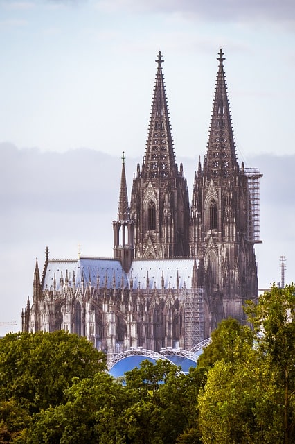 كنيسة القديسين في كولونيا في ألمانيا تم بناؤها عام 1164 م